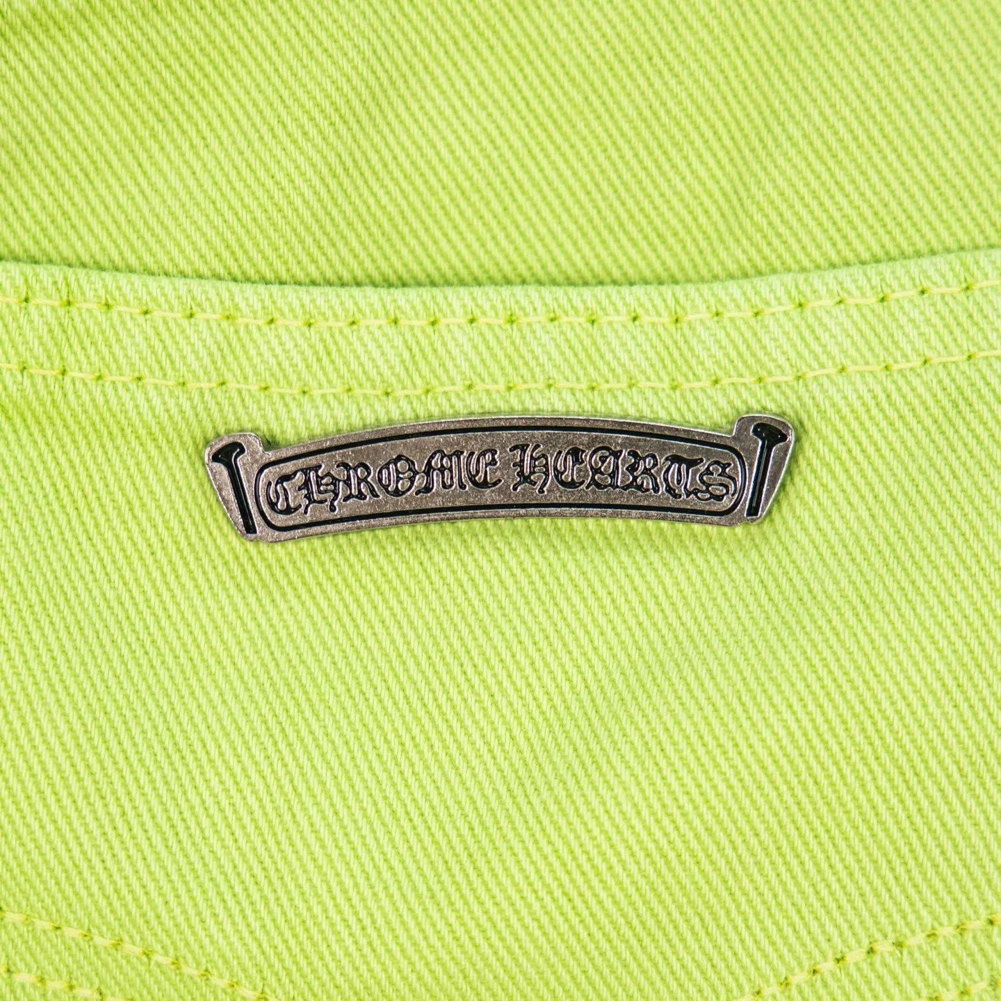 P250 Chrome Hearts dopamine green denim and black and yellow leather couple jeans are a hot trend this season and are sought after by countless celebrities and fashionistas. The neat details of the cutting process add color to the playful fashion! The neat and meticulous design, and the well-fitting structure is unique. The upper body not only has outstanding recognition, but also looks younger and younger. A style with the ultimate wearing meaning and performance, gorgeous color matching, and the craftsmanship of this style is also extremely extraordinary. After the finished product is washed, it is disassembled and hand-made with sheepskin cross leather and then spliced ​​together to complete. The whole piece has too many craftsmanship to describe. It is decorated with patchwork cross flowers and high-waisted washed jeans! ! Absolutely high-end luxury product, a god-level single product, a super popular product, made by top heavy industry, a magic weapon that cannot be missed to hit the streets. Style number: 1829# Size: 28 30 32 34 Color: green